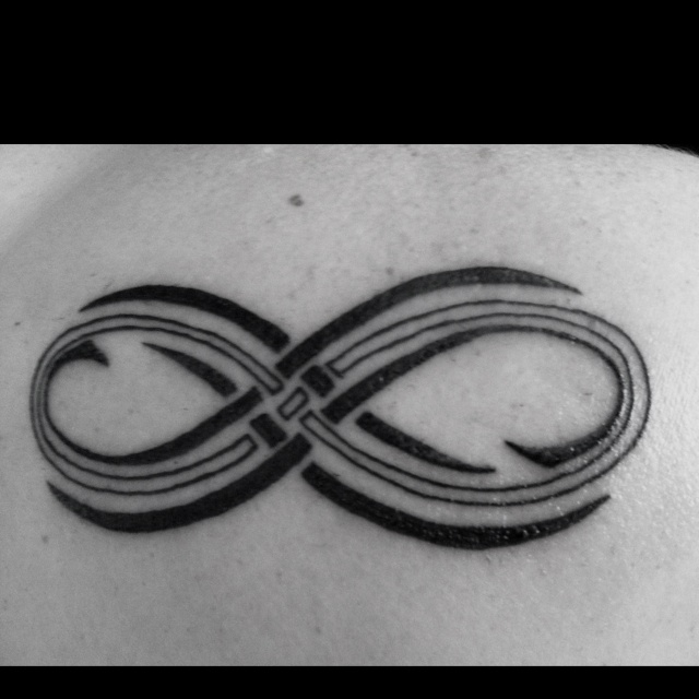 tatouage tribal infini