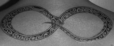 tatouage tribal infini
