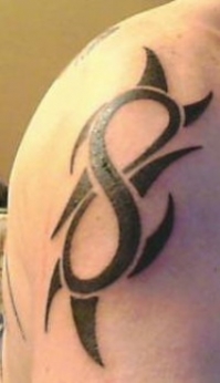 tatouage tribal infini