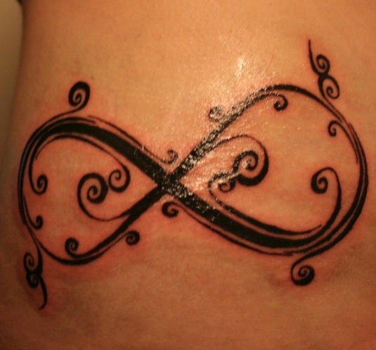 tatouage tribal infini