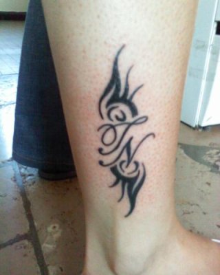 tatouage tribal initiales