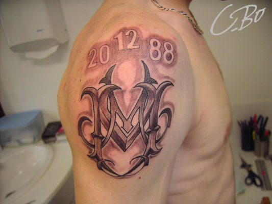 tatouage tribal initiales