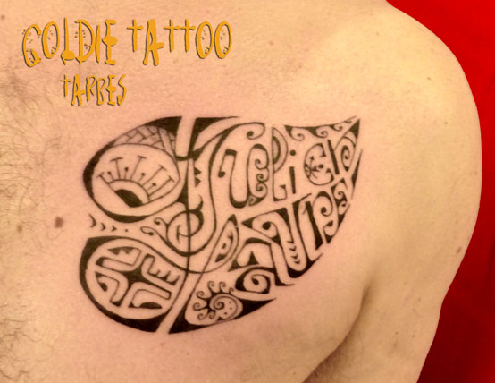 tatouage tribal initiales