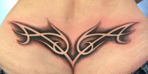 tatouage tribal initiales