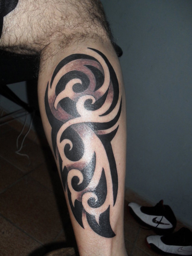 tatouage tribal jambe