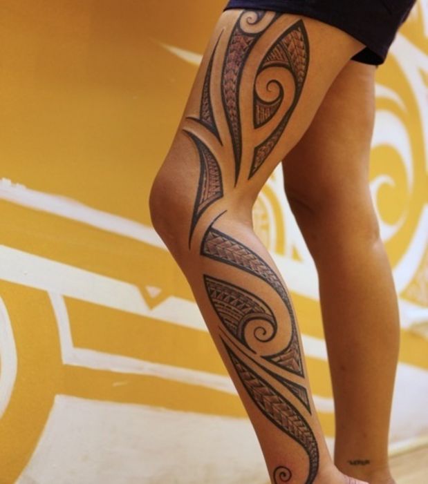 tatouage tribal jambe femme