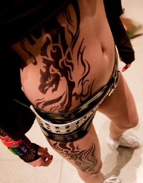 tatouage tribal jambe femme