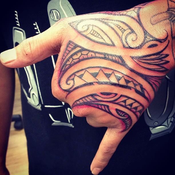 tatouage tribal main homme