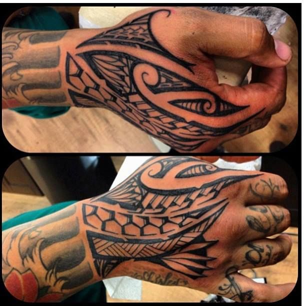 tatouage tribal main homme