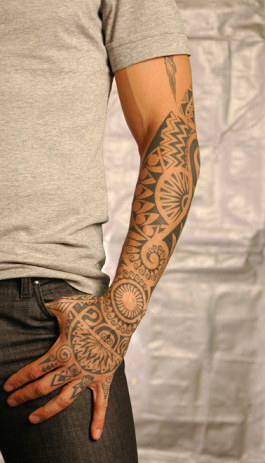 tatouage tribal main homme