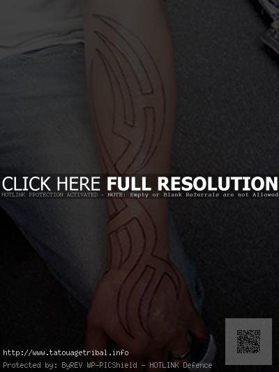 tatouage tribal main homme