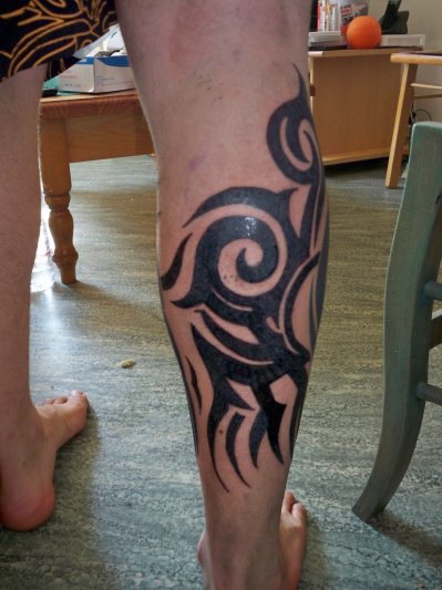 tatouage tribal mollet