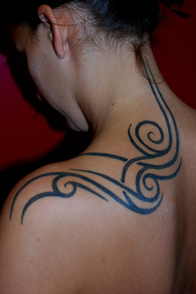 tatouage tribal nuque