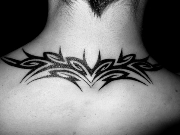 tatouage tribal nuque homme