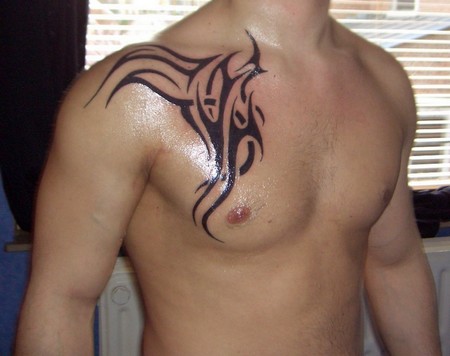tatouage tribal nuque pour homme