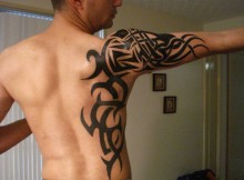 tatouage tribal nuque pour homme