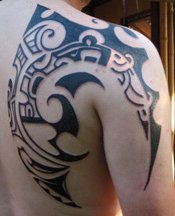 tatouage tribal omoplate