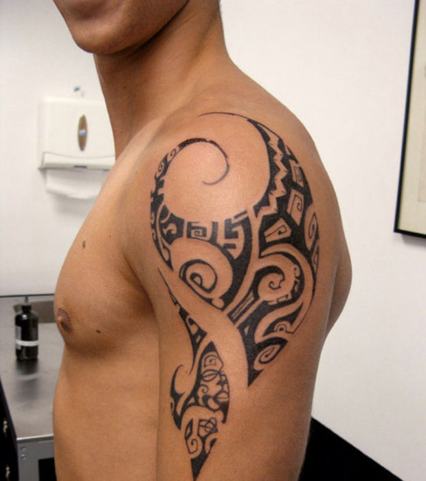 tatouage tribal omoplate homme