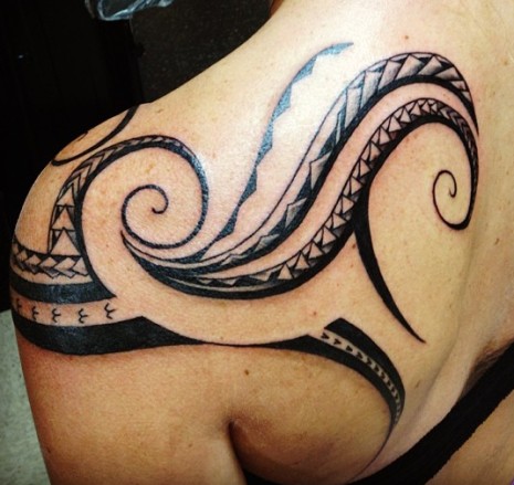 tatouage tribal omoplate homme