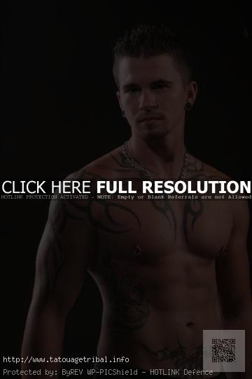 tatouage tribal pectoraux épaule