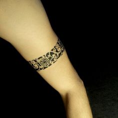 tatouage tribal tour de bras femme
