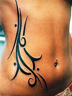 tatouage tribal ventre femme