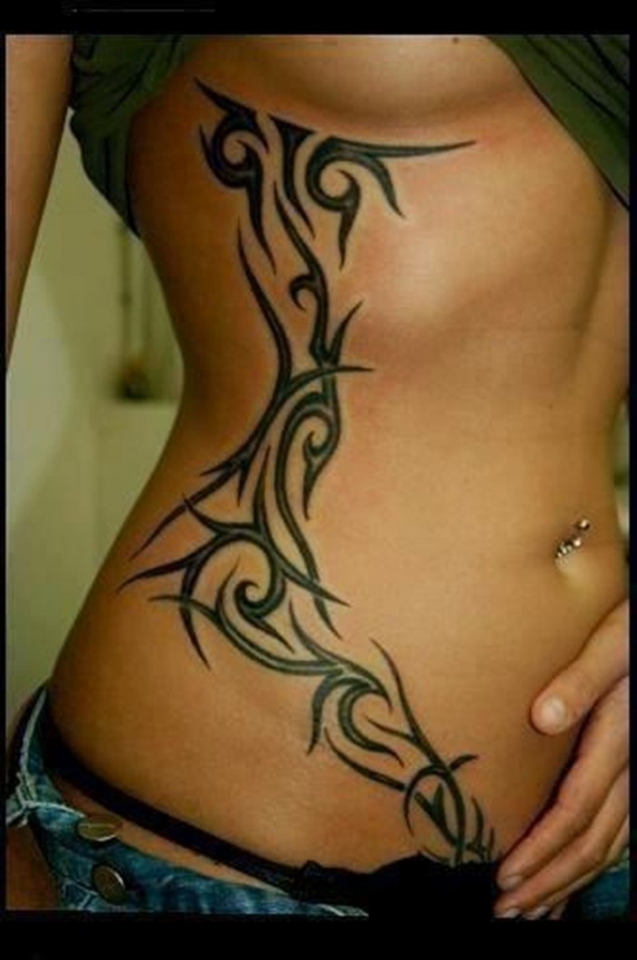 tatouage tribal ventre femme