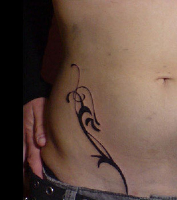 tatouage tribal ventre femme