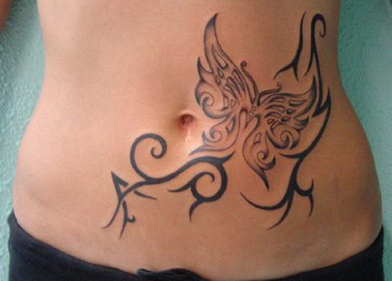 tatouage tribal ventre femme