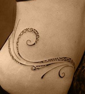 tatouage tribal ventre femme