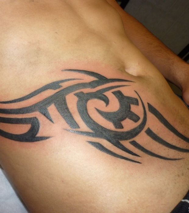 tatouage tribal ventre homme