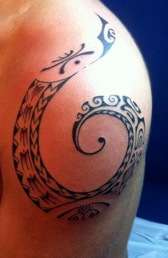 tatouage vague polynésienne