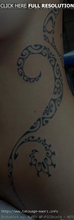 tatouage ventre arabesque
