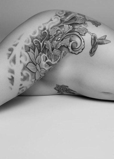 tatouage ventre et cuisse