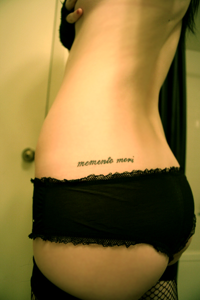 tatouage ventre femme ecriture