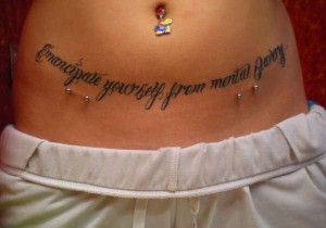 tatouage ventre femme ecriture