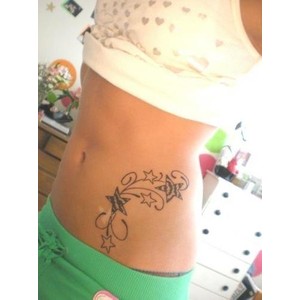 tatouage ventre femme etoile
