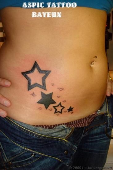 tatouage ventre femme etoile