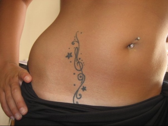 tatouage ventre femme etoile