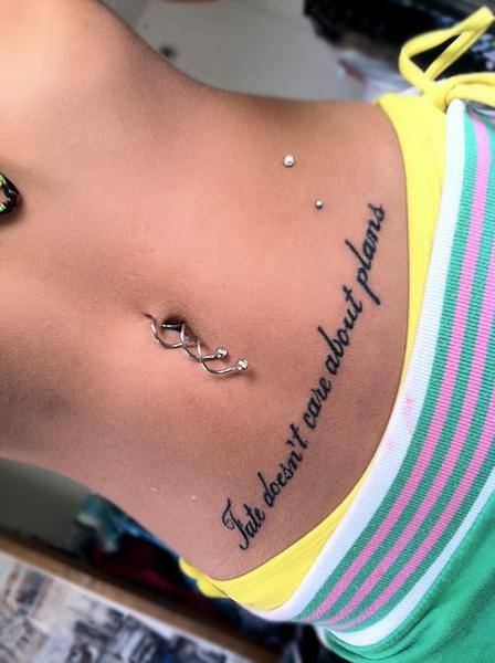 tatouage ventre phrase