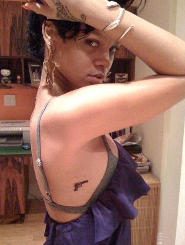 tatouage ventre rihanna