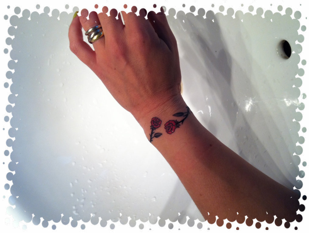 tattoo girl discret