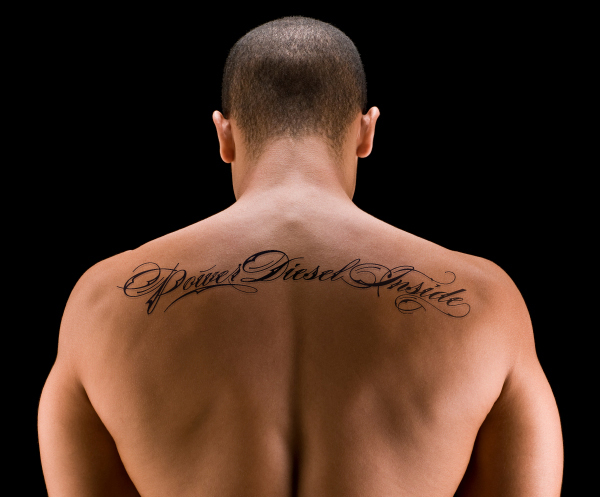tattoo pectoraux ecriture