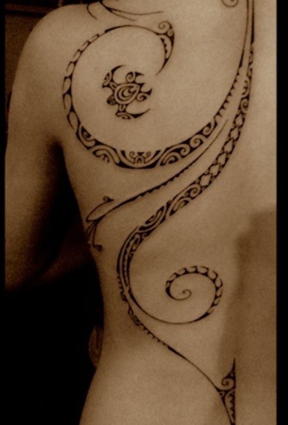 tattoo polynésien dos femme