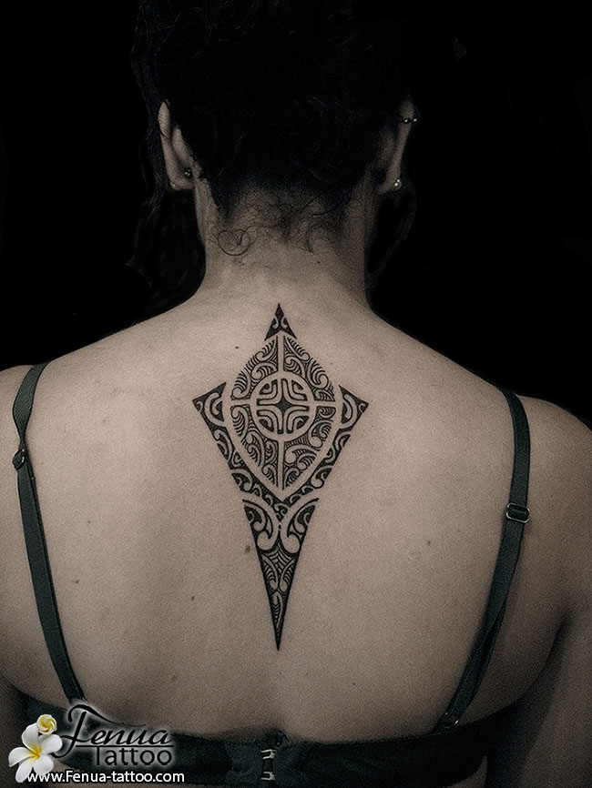 tattoo polynésien dos femme